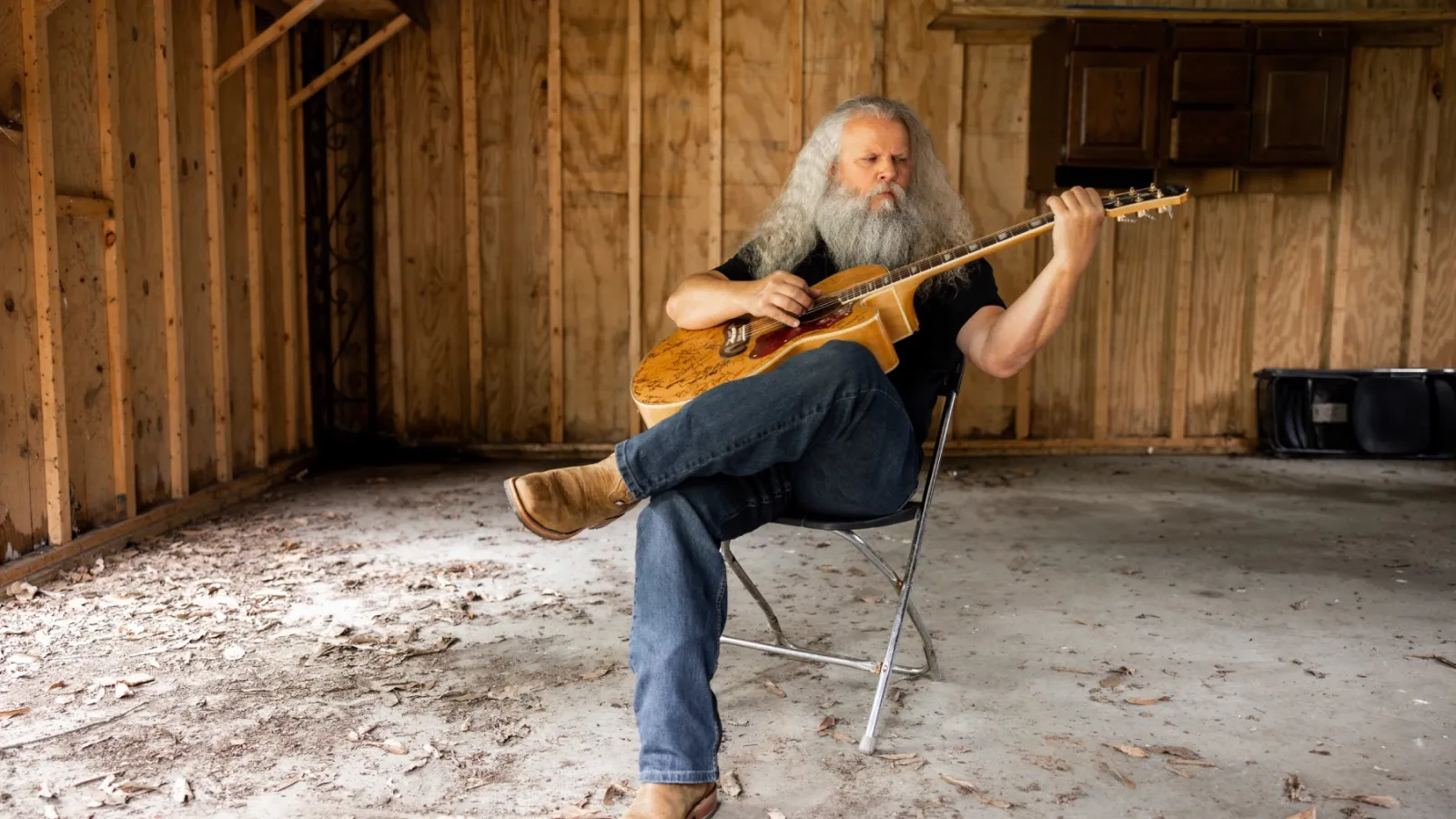 Jamey Johnson performing live on stage